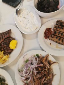 Διαγώνιος: ένα γευστικό τραπέζι με γνώριμες γεύσεις - FlagInLife