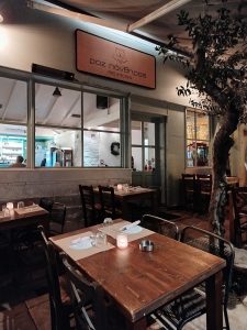 Ροζ Πάνθηρας Fire Kitchen: στην πλατεία Βαρνάβα η Ελληνική κουζίνα συναντά το χιούμορ ενός πολυμήχανου ήρωα 4 Ροζ Πάνθηρας Fire Kitchen: στην πλατεία Βαρνάβα η Ελληνική κουζίνα συναντά το χιούμορ ενός πολυμήχανου ήρωα - FlagInLife