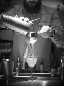 Loutro: ένα μπαρ καθαρής αισθητικής, οικειότητας και καλών γεύσεων στη Λαμπρινή 1 Loutro: ένα μπαρ καθαρής αισθητικής, οικειότητας και καλών γεύσεων στη Λαμπρινή - FlagInLife