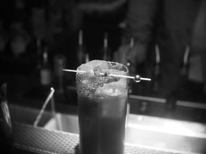 Loutro: ένα μπαρ καθαρής αισθητικής, οικειότητας και καλών γεύσεων στη Λαμπρινή 2 Loutro: ένα μπαρ καθαρής αισθητικής, οικειότητας και καλών γεύσεων στη Λαμπρινή - FlagInLife