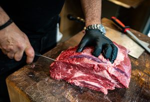 Ο Άγριος the Dirty Butcher: Με περισσή αυτοπεποίθηση, μια ωδή στη χασαποταβέρνα, γιατί είναι δύναμη να ξέρεις τις ρίζες σου - FlagInLife