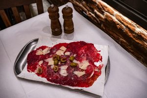 Ο Άγριος the Dirty Butcher: Με περισσή αυτοπεποίθηση, μια ωδή στη χασαποταβέρνα, γιατί είναι δύναμη να ξέρεις τις ρίζες σου - FlagInLife