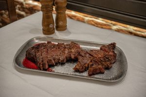 Ο Άγριος the Dirty Butcher: Με περισσή αυτοπεποίθηση, μια ωδή στη χασαποταβέρνα, γιατί είναι δύναμη να ξέρεις τις ρίζες σου - FlagInLife