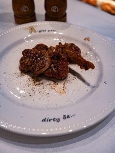 Ο Άγριος the Dirty Butcher: Με περισσή αυτοπεποίθηση, μια ωδή στη χασαποταβέρνα, γιατί είναι δύναμη να ξέρεις τις ρίζες σου - FlagInLife