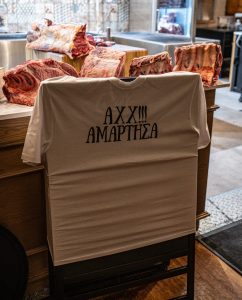 Ο Άγριος the Dirty Butcher: Με περισσή αυτοπεποίθηση, μια ωδή στη χασαποταβέρνα, γιατί είναι δύναμη να ξέρεις τις ρίζες σου - FlagInLife