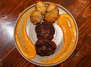 Χονολουλού: Το ζυθεστιατόριο της γειτονιάς με τροπικό όνομα και μοντέρνα καφενειακή ψυχή 2 Χονολουλού: Το ζυθεστιατόριο της γειτονιάς με τροπικό όνομα και μοντέρνα καφενειακή ψυχή - FlagInLife