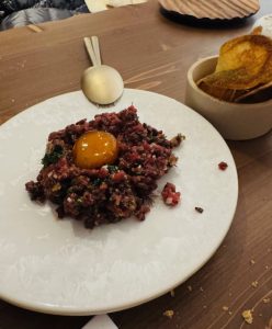 Ydoron: Ένα θαλασσινό steak house στο Μοναστηράκι με θέα την Ακρόπολη - FlagInLife