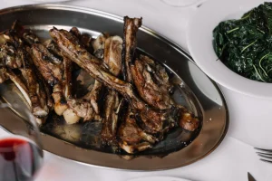 Manari Taverna: Παραδοσιακή Κρεατοφαγία σε κοσμικό περιβάλλον - FlagInLife