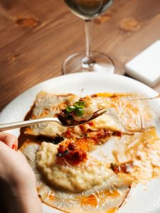 Ydoron: Ένα θαλασσινό steak house στο Μοναστηράκι με θέα την Ακρόπολη - FlagInLife