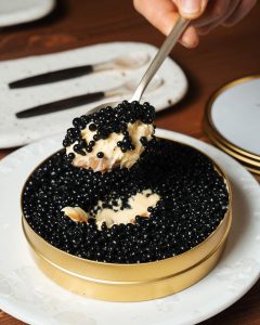 Ydoron: Ένα θαλασσινό steak house στο Μοναστηράκι με θέα την Ακρόπολη - FlagInLife