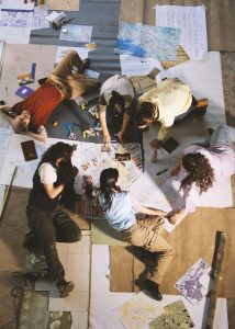 Τα σπίτια αλλάζουν θέση τη νύχτα: μια docu-theatre προσέγγιση της κοινωνικής συλλογικότητας και της διάλυσης της - FlagInLife