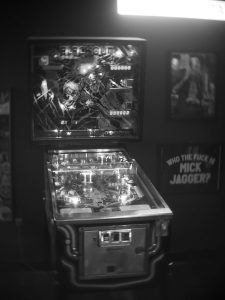 Sips 'n' Guts: Μια σύγχρονη pub στο λιμάνι του Πειραιά - FlagInLife