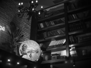 Sips 'n' Guts: Μια σύγχρονη pub στο λιμάνι του Πειραιά - FlagInLife