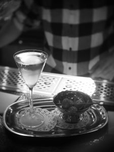 Sips 'n' Guts: Μια σύγχρονη pub στο λιμάνι του Πειραιά - FlagInLife