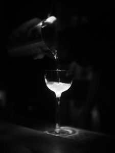 The Bar in Front of the Bar: Δύο Μπάρες Μια Φιλοσοφία - FlagInLife