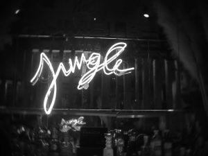 The Bar in Front of the Bar: Δύο Μπάρες Μια Φιλοσοφία - FlagInLife