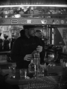 Εκκεντρικόν: Χαλαρά ποτά, σωστή μουσική και μια σταθερή αξία 1 Εκκεντρικόν: Χαλαρά ποτά, σωστή μουσική και μια σταθερή αξία - FlagInLife