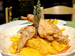 Ρακάκι στην Καισαριανή: Γευστικό ταξίδι στην Κρήτη...χωρίς να φύγεις από την Αθήνα - FlagInLife