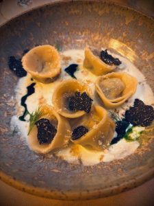 1350 μέτρα πάνω από τη γεύση: στο μπαλκόνι του Μetsovo 1350m, στο Grand Forest Metsovo - FlagInLife