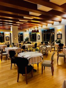 1350 μέτρα πάνω από τη γεύση: στο μπαλκόνι του Μetsovo 1350m, στο Grand Forest Metsovo - FlagInLife