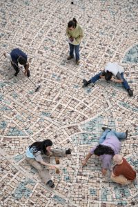 Τα σπίτια αλλάζουν θέση τη νύχτα: μια docu-theatre προσέγγιση της κοινωνικής συλλογικότητας και της διάλυσης της - FlagInLife