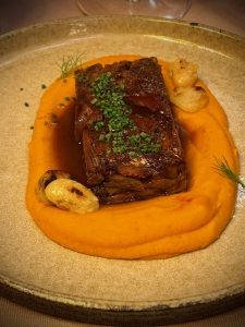 1350 μέτρα πάνω από τη γεύση: στο μπαλκόνι του Μetsovo 1350m, στο Grand Forest Metsovo - FlagInLife