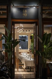 1890 Restaurant: Ένα νέο εστιατόριο δίνει πνοή αρχοντιάς στην οδό Αθηναΐδος - FlagInLife