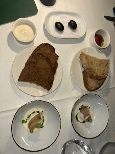 1890 Restaurant: Ένα νέο εστιατόριο δίνει πνοή αρχοντιάς στην οδό Αθηναΐδος - FlagInLife