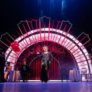 Astoria: το musical που απεικονίζει το γυναικείο ελληνικό όνειρο στη Νέα Υόρκη του Μεσοπολέμου - FlagInLife