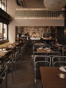 September 18: Ένα all day restaurant στη στοά Καϊρη που παντρεύει σύγχρονη αισθητική με ζεστή, φιλόξενη γαστρονομική εμπειρία - FlagInLife