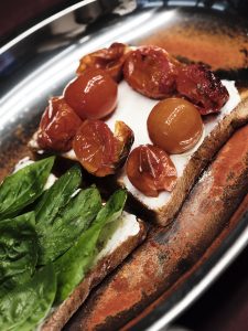 September 18: Ένα all day restaurant στη στοά Καϊρη που παντρεύει σύγχρονη αισθητική με ζεστή, φιλόξενη γαστρονομική εμπειρία - FlagInLife