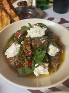 Gastros Athens: Η νέα άφιξη, επί της οδού Αιμιλίου Βεάκη στο Περιστέρι, επαναπροσδιορίζει την έννοια της σύγχρονης ταβέρνας 2 Gastros Athens: Η νέα άφιξη, επί της οδού Αιμιλίου Βεάκη στο Περιστέρι, επαναπροσδιορίζει την έννοια της σύγχρονης ταβέρνας - FlagInLife