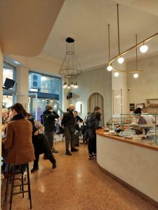 Feyrouz Athens: μια στάση στο Ανατολίτικο σύμπαν του πιο δημοφιλούς street foodάδικου της Αθήνας 1 Feyrouz Athens: μια στάση στο Ανατολίτικο σύμπαν του πιο δημοφιλούς street foodάδικου της Αθήνας - FlagInLife