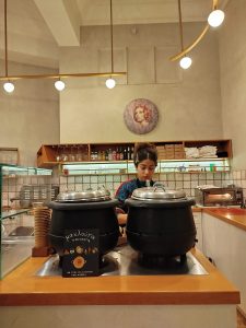 Feyrouz Athens: μια στάση στο Ανατολίτικο σύμπαν του πιο δημοφιλούς street foodάδικου της Αθήνας 4 Feyrouz Athens: μια στάση στο Ανατολίτικο σύμπαν του πιο δημοφιλούς street foodάδικου της Αθήνας - FlagInLife