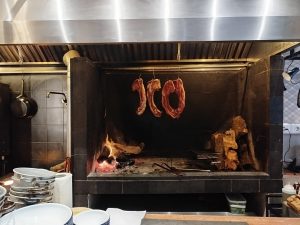 Άθος: ελληνική παραδοσιακή κουζίνα, νεανική ενέργεια και ένα τραπέζι που καταλήγει σε γιορτή - FlagInLife