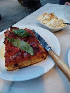 Άθος: ελληνική παραδοσιακή κουζίνα, νεανική ενέργεια και ένα τραπέζι που καταλήγει σε γιορτή - FlagInLife