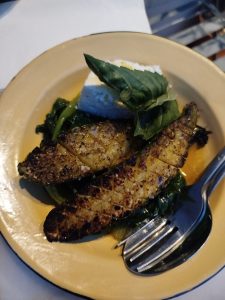 Άθος: ελληνική παραδοσιακή κουζίνα, νεανική ενέργεια και ένα τραπέζι που καταλήγει σε γιορτή - FlagInLife