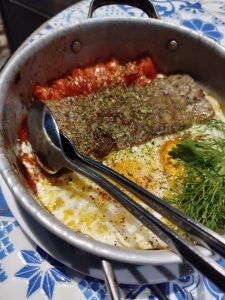 Άθος: ελληνική παραδοσιακή κουζίνα, νεανική ενέργεια και ένα τραπέζι που καταλήγει σε γιορτή - FlagInLife