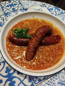 Άθος: ελληνική παραδοσιακή κουζίνα, νεανική ενέργεια και ένα τραπέζι που καταλήγει σε γιορτή - FlagInLife