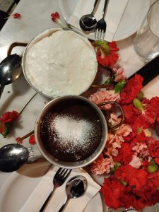 Άθος: ελληνική παραδοσιακή κουζίνα, νεανική ενέργεια και ένα τραπέζι που καταλήγει σε γιορτή - FlagInLife