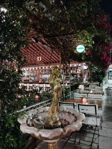 Belle Amie: παραδοσιακή ελληνική κουζίνα σε ένα νεοκλασικό ρετρό αισθητικής στον Πειραιά - FlagInLife