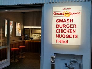 Greasy Spoon Athens: Smash Burgers και diner αισθητική στο Παγκράτι - FlagInLife