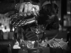Tiki Bar Athens: Εκεί που το κέντρο της πόλης σερφάρει σε τροπικά vibes - FlagInLife