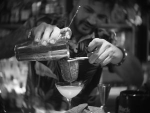 Tiki Bar Athens: Εκεί που το κέντρο της πόλης σερφάρει σε τροπικά vibes - FlagInLife