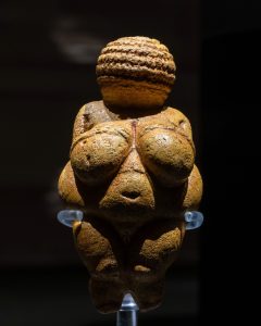 Jeff Koons «Αφροδίτη» του Lespugue: γιατί η νέα έκθεση στο Μουσείο Κυκλαδικής Τέχνης είναι κάτι παραπάνω από ένα πολιτιστικό δρώμενο - FlagInLife