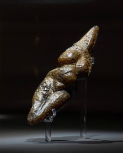 Jeff Koons «Αφροδίτη» του Lespugue: γιατί η νέα έκθεση στο Μουσείο Κυκλαδικής Τέχνης είναι κάτι παραπάνω από ένα πολιτιστικό δρώμενο - FlagInLife