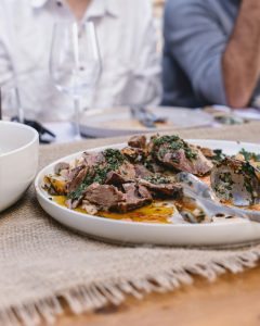 Πασχαλινό τραπέζι & κρασί: προτάσεις και ιδανικοί συνδυασμοί για κάθε πιάτο - FlagInLife