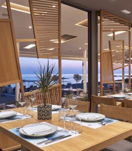 Pelagos Seaside Restaurant: Αυθεντική ελληνική κουζίνα με θέα το Λιβυκό Πέλαγος - FlagInLife