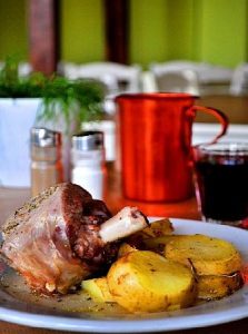 Βυρίνης: Φαγητό κλασικής ταβέρνας σε δροσερό καλοκαιρινό κήπο - FlagInLife