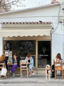 4 Βιβλιοκαφέ στην Αθήνα για όσους επιθυμούν μια ήσυχη και ουσιαστική έξοδο 2 4 Βιβλιοκαφέ στην Αθήνα για όσους επιθυμούν μια ήσυχη και ουσιαστική έξοδο - FlagInLife